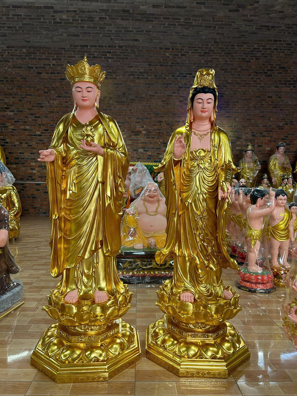 Tôn tượng Địa Tạng và Quan Âm Bồ Tát, cao 2m, dát vàng